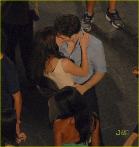 robert_pattinson_kristen_stewart_breaking_dawn_smooch_02_560x591.jpg